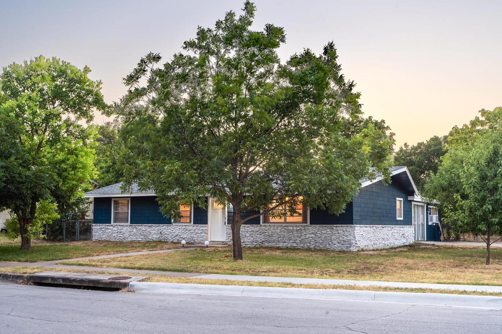 Upstay - Bungalow W Games Golf Fire And Patio Austin Exterior photo